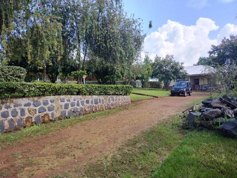 Front view and driveway of the Centre